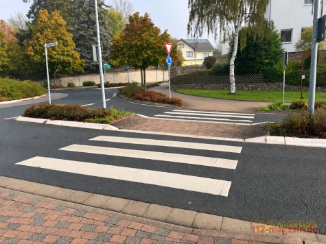 Eine Fußgängerin wurde am 12. Oktober 2026 auf dem Schwarzenberger Weg in Melsungen von einem VW erfasst.