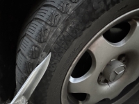 Auf einem Parkplatz in der Straße Am Taubenrain wurden zwei Fahrzeuge mutwillig beschädigt.