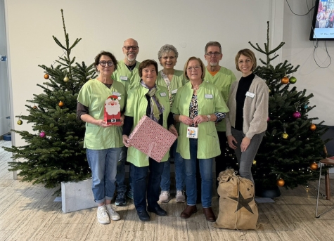 Das Team der „Grünen Damen und Herren“ freut sich auf Freiwillige. Petra Zolper, Wilfried Arnold, Ulrike Hartel, Ute Pez, Annemarie Wohlfahrt, Peter Lang zusammen mit Pflegedienstleiterin des Kreiskrankenhauses Silvia Vesper. Nicht auf dem Bild: Petra Eckel, Brigitte Käufler, Hans-Heinrich Kirchhainer.