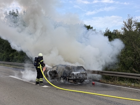 Beim Eintreffen der Berufsfeuerwehr Kassel stand das Fahrzeug am 1. August 2026 bereits in Vollbrand.