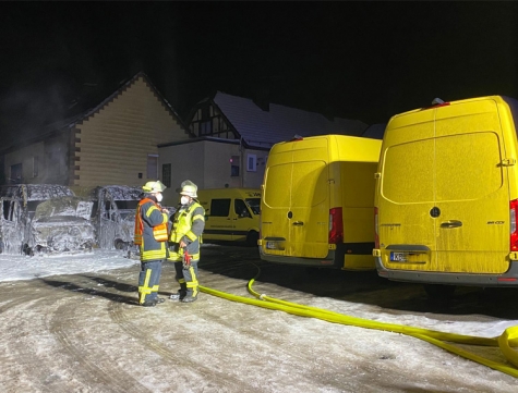Vom 16. auf den 17. Februar 2021 brannten zwei Firmenwagen einer Bäckerei in Ernsthausen (Landkreis Waldeck-Frankenberg) komplett aus.