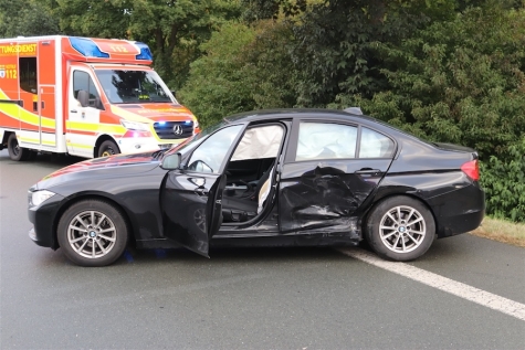 Rettungswagen versorgten am 17. September 2025 zwei Verletzte ambulant vor Ort, eine Fahrerin wurde ins Krankenhaus gebracht.