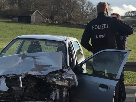 Die Polizei in NRW sucht den Fahrer einer A-Klasse - dieser hatte am 20. April einen Unfall auf der B 62 verursacht und war geflüchtet.  