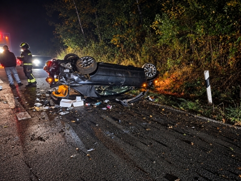 Ein schwarzer BMW Cabrio überschlug sich am 3. Oktober 2026 auf der B 252 bei Alte Hütte und blieb auf dem Dach liegen.