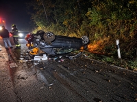 Ein schwarzer BMW Cabrio überschlug sich am 3. Oktober 2026 auf der B 252 bei Alte Hütte und blieb auf dem Dach liegen.