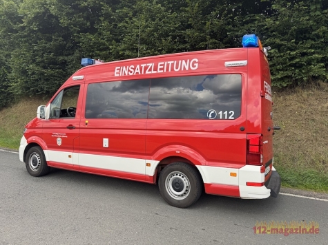 Bei dem Brand am 27. April 2026 wurden in der Burgwaldstraße eine Garage und der Dachbereich eines angrenzenden Gebäudes beschädigt.