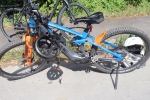 Beim Versuch, mit seinem E-Bike über eine Sperrfläche auf der Bredenborner Straße zu wenden, wurde ein 72-Jähriger von einem Auto erfasst.