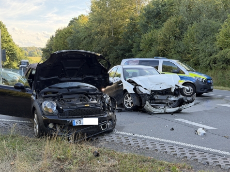 Auf der B 253 an der Abfahrt nach Friedrichshausen kam es am 20. August 2026 zu einem Zusammenstoß zwischen einem Mercedes und einem Mini.