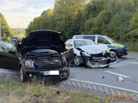 Auf der B 253 an der Abfahrt nach Friedrichshausen kam es am 20. August 2026 zu einem Zusammenstoß zwischen einem Mercedes und einem Mini.