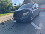 Die Frontpartie dieses Mercedes Vito wurde bei dem Auffahrunfall im Kreisel stark beschädigt – rund 5000 Euro Schaden entstanden.