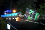 Der Traktor stürzte beim Unfall um und blockierte die Bundesstraße. Der Fahrer wurde verletzt. 