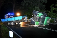 Der Traktor stürzte beim Unfall um und blockierte die Bundesstraße. Der Fahrer wurde verletzt. 