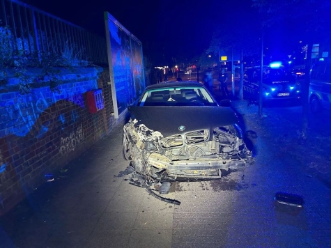 Ein 7er-BMW prallte am 16. August 2026 an der Kreuzung Am Güterbahnhof / Mindener Straße / Feilenstraße frontal gegen eine Mauer.