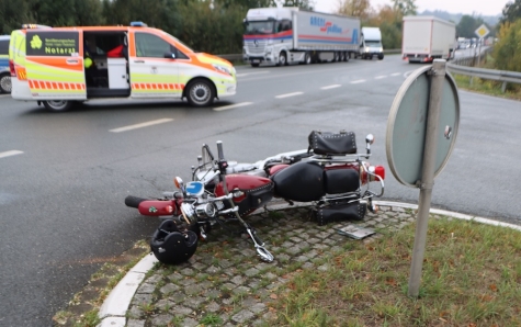 Am 29. September 2025, gegen 13.10 Uhr, kam es auf der B 252 bei Warburg an der Einmündung der K 25 zum Zusammenstoß zwischen einem VW Touran und einem Motorrad.