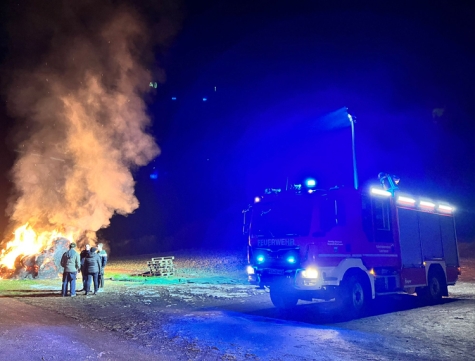 27 Rundballen wurden am 11. Januar 2022 bei Ernsthausen ein Raub der Flammen.