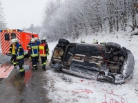 Am 29.01.2026 kam ein Pkw auf winterglatter Fahrbahn von der Straße ab und blieb im Graben in instabiler Seitenlage liegen.