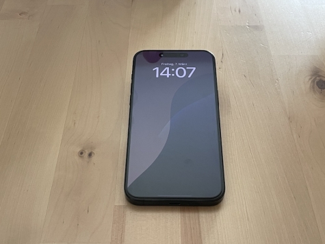 Dreister Diebstahl in der Bahnhofstraße: Eine Unbekannte stahl ein iPhone und ist auf der Flucht.