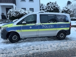 Die Polizei sucht nach dem Fahrzeug mit der Aufschrift &bdquo;Schreinerei&ldquo;.