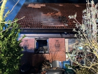 Im Rahmen der Löscharbeiten mussten Teile des Hausdachs abgedeckt werden. Das Einfamilienhaus in der Friedrich-Wilhelm-Weber-Straße ist derzeit nicht bewohnbar.