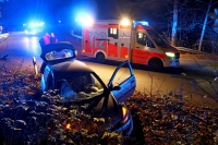 Im alkoholisierten Zustand prallte der Fahrer gegen die Böschung. Dadurch wurden er und seine Freundin schwer verletzt.