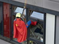 Die Höhenrettungsgruppe der Feuerwehren von Stadt und Land- kreis Kassel war am Montag im Zentrum für Frauen- und Kindermedizin des Klinikum  Kassel zu Gast.