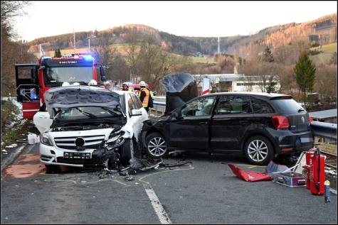 Der Mercedes kam von seiner Fahrspur ab und prallte mit einem VW einer entgegenkommenden Frau zusammen, die dabei schwer verletzt wurde. 