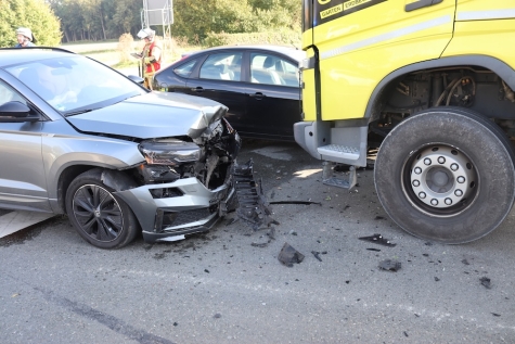 Zwei Autos kollidierten am 5. Oktober 2026 an der Einmündung der B 252 zur L 616 bei Bergheim.
