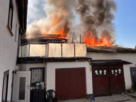 Eine Gartenhütte stand am 6. Oktober 2026 in der Ostlandstraße in Fritzlar in Flammen.
