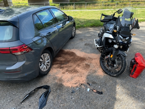 Bei einem Verkehrsunfall am Nationalparkbahnhof Herzhausen landete ein Motorrad am 30. August 2026 auf dem Dach eines geparkten VW Golf.