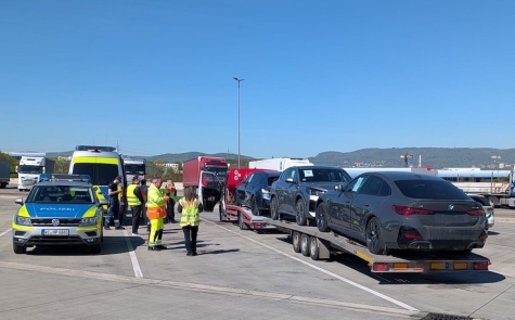 Zahlreiche Behörden kontrollierten den Güterverkehr an der Tank- und Rastanlage Kassel Ost.