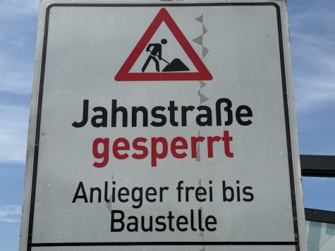 Die Jahnstraße ist wegen Asphaltierungsarbeiten im aktuellen Abschnitt ab 26. August vollständig für den Autoverkehr gesperrt.