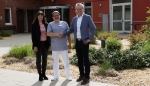 Der neue Chefarzt der Gynäkologie und Geburtshilfe Dr. med. Mehmet Yiğit bei der Begrüßung mit der Geschäftsführerin Anne Bülling und dem Landrat Jürgen van der Horst.