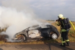Ein 82 Jahre alter Autofahrer rutschte am 27. Juli 2026 mit seinem VW Golf in einen Graben. Als der Motor Feuer fing, konnte er das Fahrzeug nicht mehr ohne Hilfe verlassen.