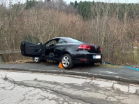 Frontal prallte der schwarze VW Eos am 23. Dezember 2025 gegen einen Baum.