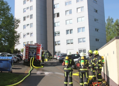 In Korbach brannten am 4. Mai 2024 Kellerräume eines Mehrfamilienhauses - Notarzt, Feuerwehren, das DRK und eine Polizeistreife rückten aus.  