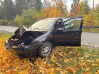 Am 13. Oktober 2025, gegen 8.05 Uhr, kam ein Ford Focus auf der L 3073 zwischen Friedrichshausen und Römershausen nach links von der Fahrbahn ab und prallte gegen einen Baum.