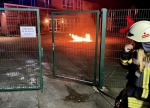 Die Feuerwehr Bromskirchen löschte die brennenden Mülltonnen in der Nacht, bevor ein größerer Schaden entstand.