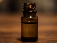 Kleines Fläschchen mit klarer Flüssigkeit – stellvertretend für mutmaßliche K.-o.-Tropfen.