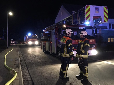 Zwie Kinder wurden bei einem Wohnungsbrand im Rosenweg verletzt - zwie Rettungshubschrauber wurden eingesetzt