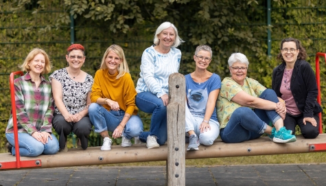 Mitglieder des Vereins Leben mit Krebs Marburg e.V., v. l.: die Referentin im Info-Café Anke Scheld (Geschäftsführung), Dana Lang (1. Vorsitzende), Astrid Lang (Projektleitung LöwenMutKids), Annette Kiefer (Kassenwartin), Julia Kalmus (2. Vorsitzende), Christiane Schmitt (Koordinatorin LöwenMutKids), Evelyn Rosenke (Assistentin der Geschäftsführung).