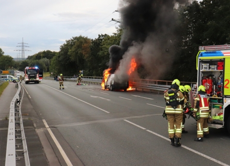 Knapp zwei Stunden musste am Donnerstagabend (21. September 2023) der Diebesweg im Bereich der B1-Brücke wegen eines brennenden Kastenwagens gesperrt werden.