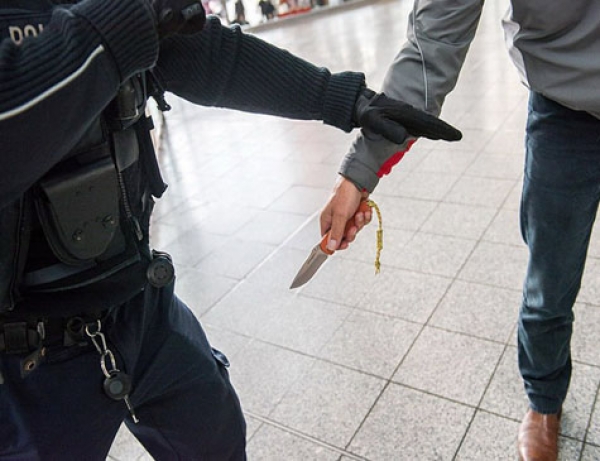 Ein Mann aus Thüringen wurde im Bahnhof Gießen mit einem Messer bedroht - die Bundespolizei nahm den Algerier vorübergehend fest. 