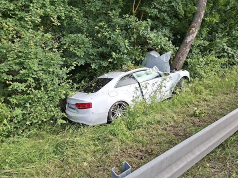 Auf der Bundesstraße 252 zwischen Herzhausen und Ederbringhausen ist am 17. Juni 2026 ein Audi A5 gegen einen Baum gekracht.