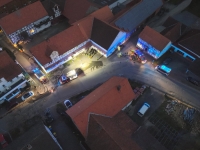 Einsatzkräfte der Feuerwehren Netze und Freienhagen bei der realitätsnahen Atemschutzübung in einem leerstehenden Gebäude in Netze.