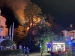 Mehrere Trupps gingen zur Brandbekämpfung und Personensuche in das Gebäude vor.