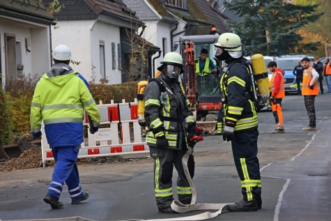 Feuerwehr und Westnetz waren in Erndtebrück im Einsatz, um ein Leck an einer Gasleitung abzuquetschen, und den Brandschutz dabei sicherzustellen. 