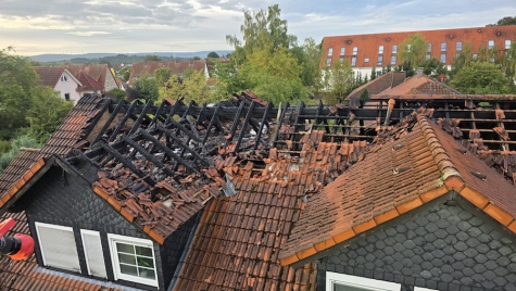 Die Drehleiter kam am 13. September 2025 im Zeller Ring zum Einsatz; Glutnester wurden im Innen- und Außenangriff bekämpft.