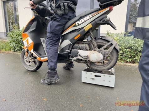 Zwei Rollerfahrer flüchteten am 21. September 2026 vor einer Polizeikontrolle im Bereich zwischen Bromskirchen und Somplar.