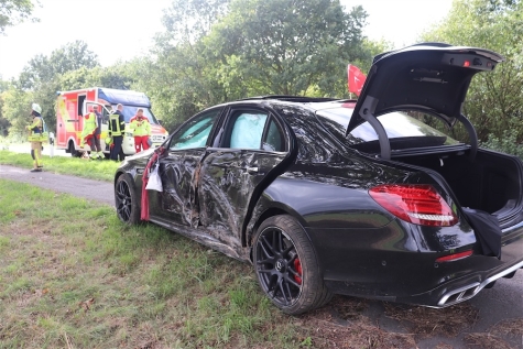 Zwei Autos kollidierten am 19. September 2026 bei einem Überholmanöver auf der K 46.