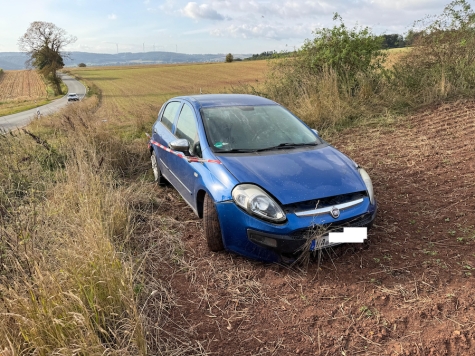 Am 16. September 2025 kam auf der L 3295 zwischen Mühlhausen und Gembeck ein Fiat Punto nach links von der Fahrbahn ab und landete auf einem Acker.